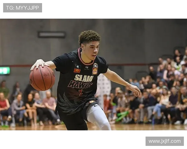 三球夏洛特车祸惊魂仍安然无恙